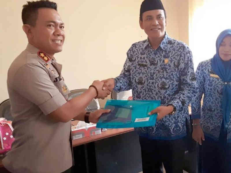 DKP%2BKota%2BKendari%2BSerahkan%2BKapal%2BBantuan%2Bke%2BKoperasi%2BNelayan..lelemuku.com.jpg