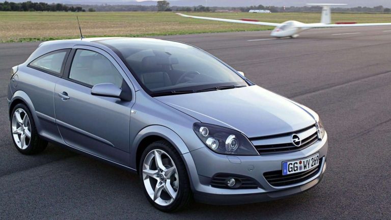 opel-astra-panoramic-windscreen-2.jpg